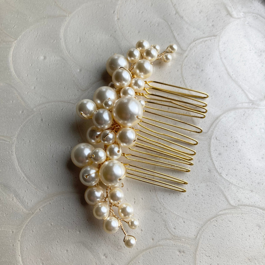 Bridal haircomb made with a variety of pearl sizes.