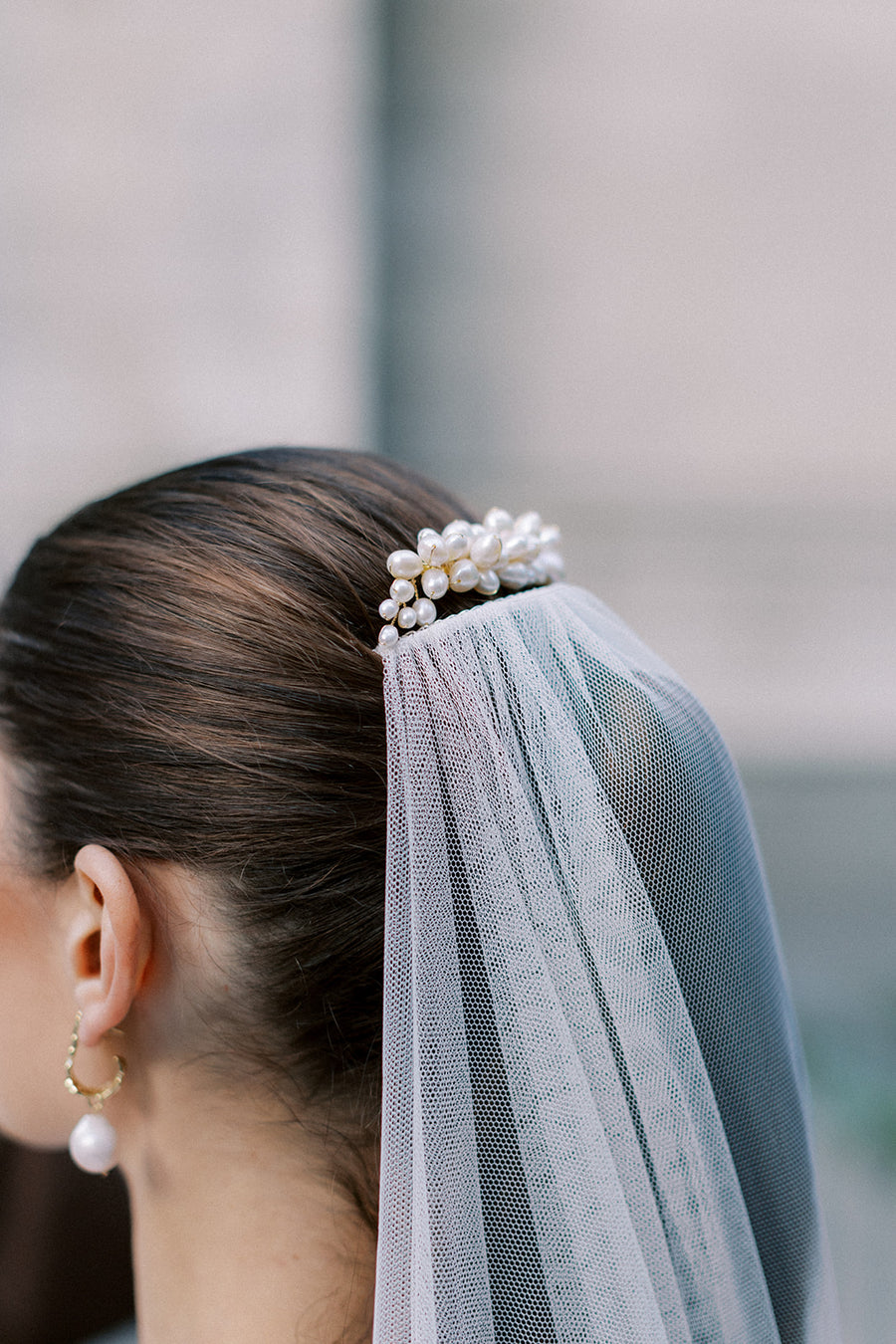 Toronto bride wearing wedding veil with freshwater pearl comb.