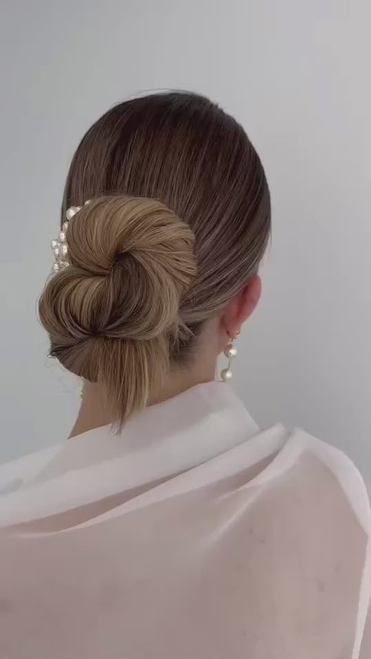 Gwen Modern Pearl Bridal Comb